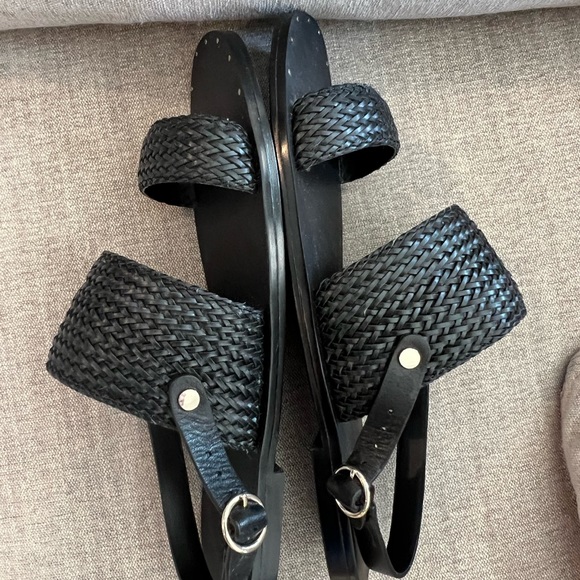 Beautiful Banana Republic Woven Black Leather Sandals. Size 8. - Picture 2 of 4